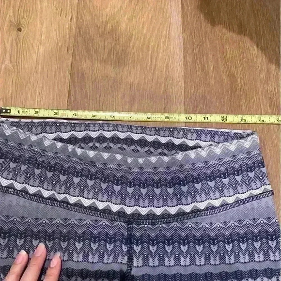 ALO YOGA Aztec Print Knee Length Leggings - Gently Worn - Great Condition - Picture 4 of 6